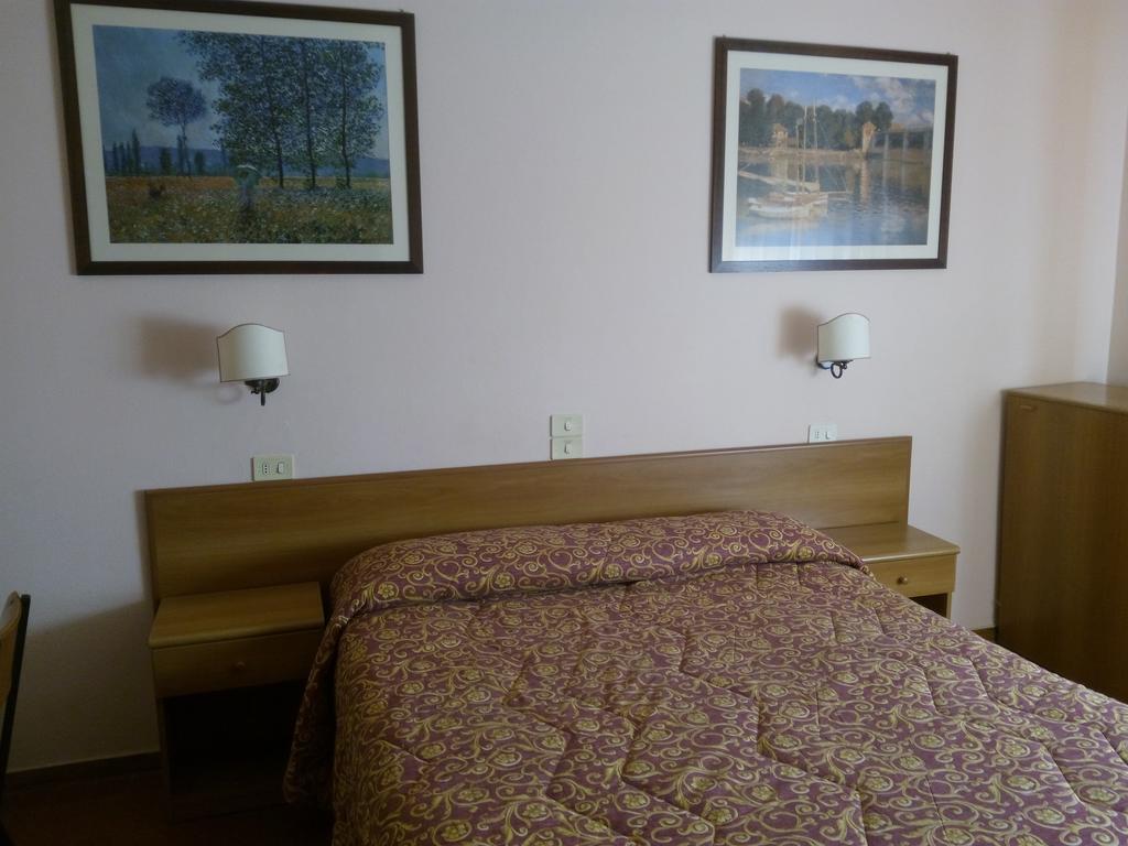 Hotel Lea Гросето Стая снимка